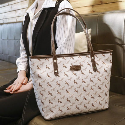 Dollcini Mintás Női Műbőr Tote Táska – Lovas Motívummal, Fehér