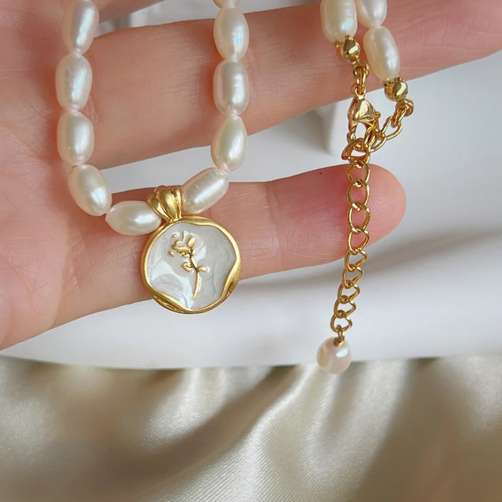 Dollcini Pearl Gyöngy Nyaklánc Virág Medállal – Rózsa vagy Tulipán