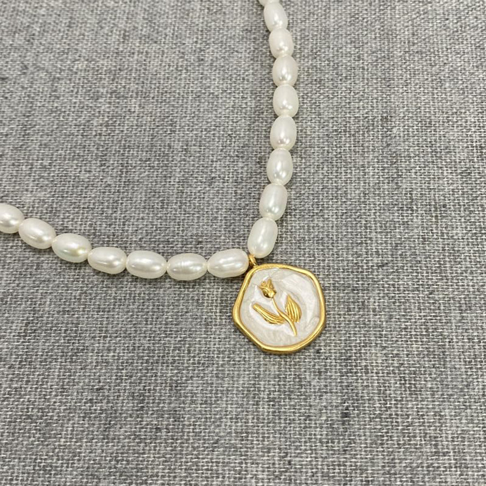 Dollcini Pearl Gyöngy Nyaklánc Virág Medállal – Rózsa vagy Tulipán